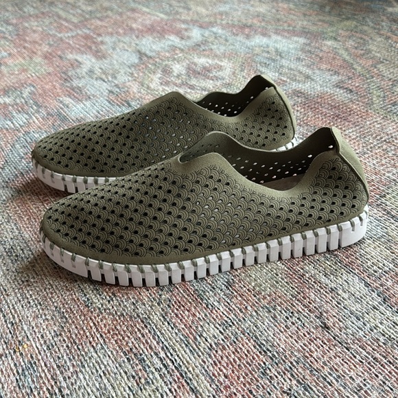 ILSE JACOBSEN HORNBÆK Women's Tulip 139 Flat In Army - Picture 7 of 11